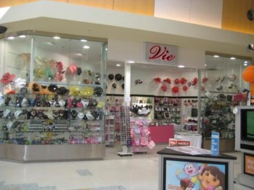 COSTUME JEWELLERY AND ACCESSORIES - WIWO - EXCELLENT LOCATION IN CLARKSON SHOPPING CENTRE