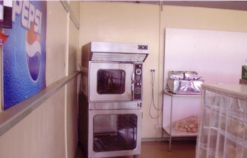 BRUCE ROCK GOURMET MEATS (TAKEAWAY & BREAD) - FREEHOLD PURCHASE - WELL KNOWN BUSINESS - NOT COMPETI