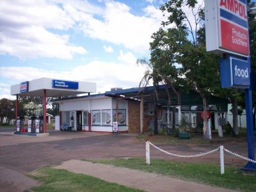 AMPOL SERVICE STATION & CARAVAN PARK - FREEHOLD!