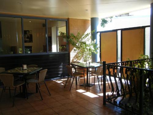 EMERALD TWIN CINEMAS & BOGEYS COFFEE SHOP
