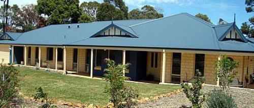 MT HELENA HOUSE - BEAUTIFUL LIFESTYLE PROPERTY WITH INCOME!