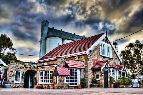 AWARD WINNING "GRASSHOPPER ROADHOUSE & RESTAURANT" - WITH 2 RESIDENCES