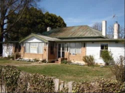 GOOD SIZED 4 BEDROOM RESIDENCE JUST NEEDING A LITTLE TLC!