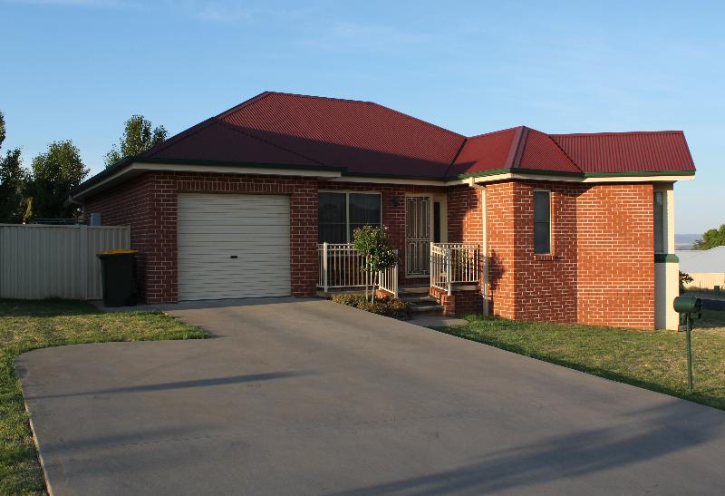 7 YEAR OLD 3 BEDROOM BRICK HOME ON 615m2 CORNER BLOCK