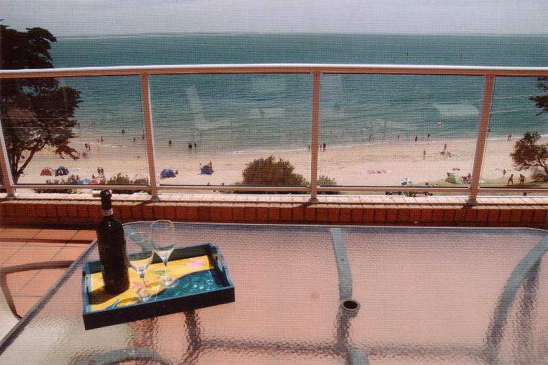 Luxury Fourth Floor Apartment 2 min to beach 2 min to main shopping areas