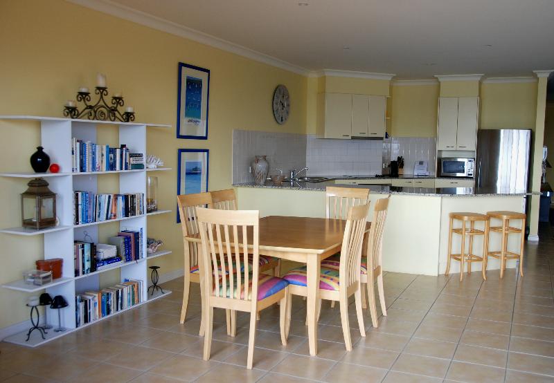 Luxury Fourth Floor Apartment 2 min to beach 2 min to main shopping areas