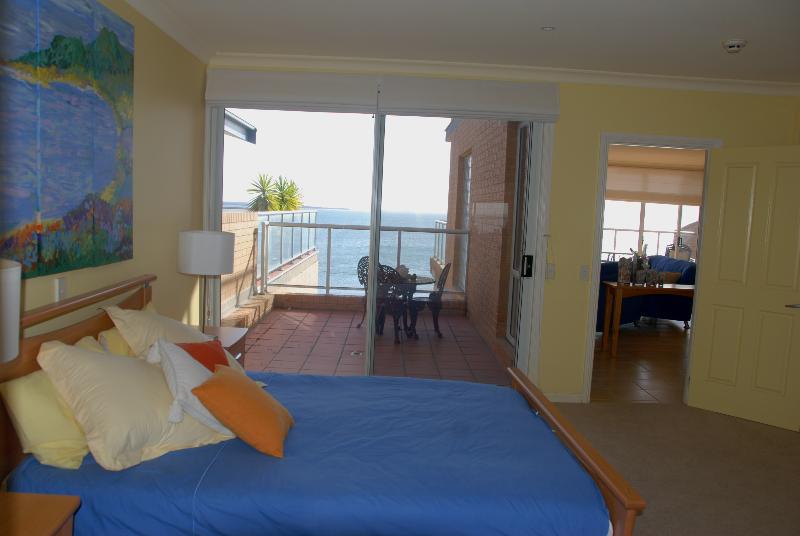 Luxury Fourth Floor Apartment 2 min to beach 2 min to main shopping areas