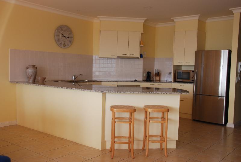 Luxury Fourth Floor Apartment 2 min to beach 2 min to main shopping areas