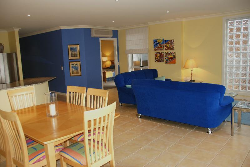 Luxury Fourth Floor Apartment 2 min to beach 2 min to main shopping areas