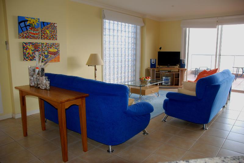 Luxury Fourth Floor Apartment 2 min to beach 2 min to main shopping areas