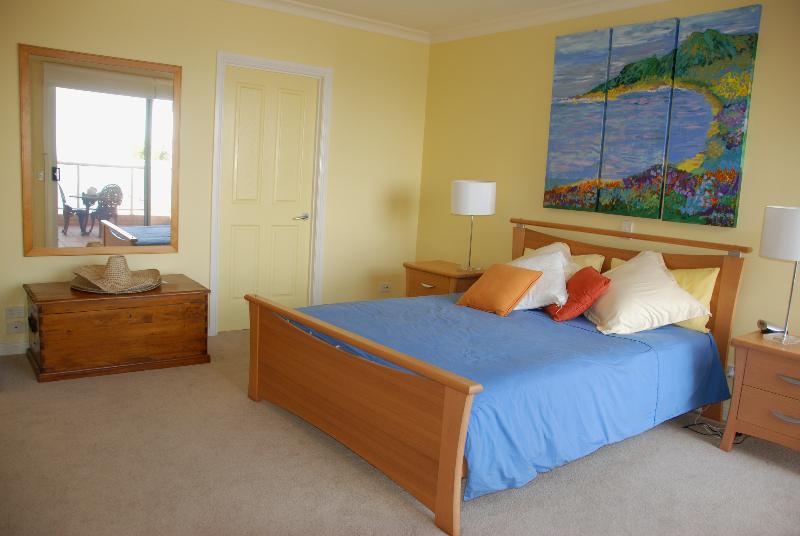 Luxury Fourth Floor Apartment 2 min to beach 2 min to main shopping areas