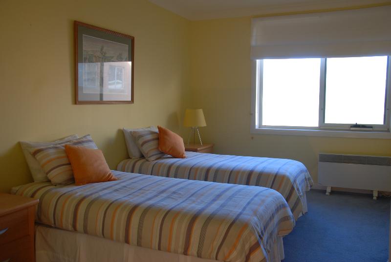 Luxury Fourth Floor Apartment 2 min to beach 2 min to main shopping areas