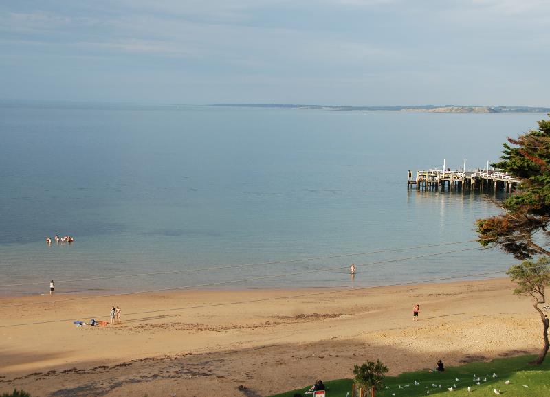 Luxury Fourth Floor Apartment 2 min to beach 2 min to main shopping areas