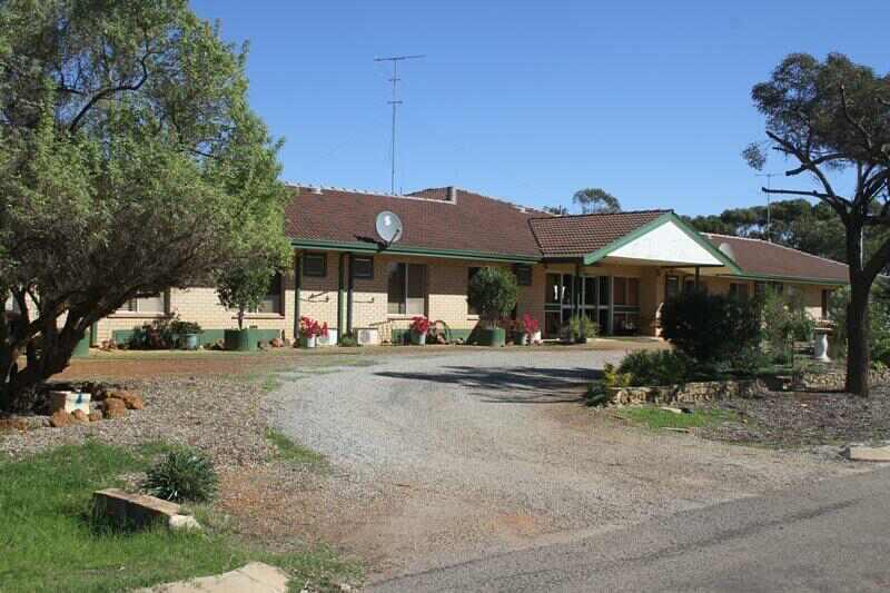 THREE SPRINGS TOURIST LODGE - SUCCESSFUL B&B BUSINESS WITH FREEHOLD PROPERTY