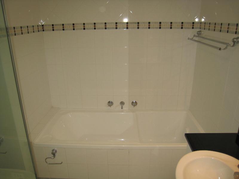 Pyrmont Modern 1 Bed Apartment Resort Style Building