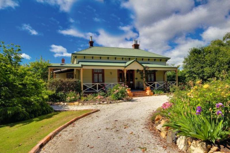 MAGNIFICENT HOME + B&B - ULVERSTONE, TAS