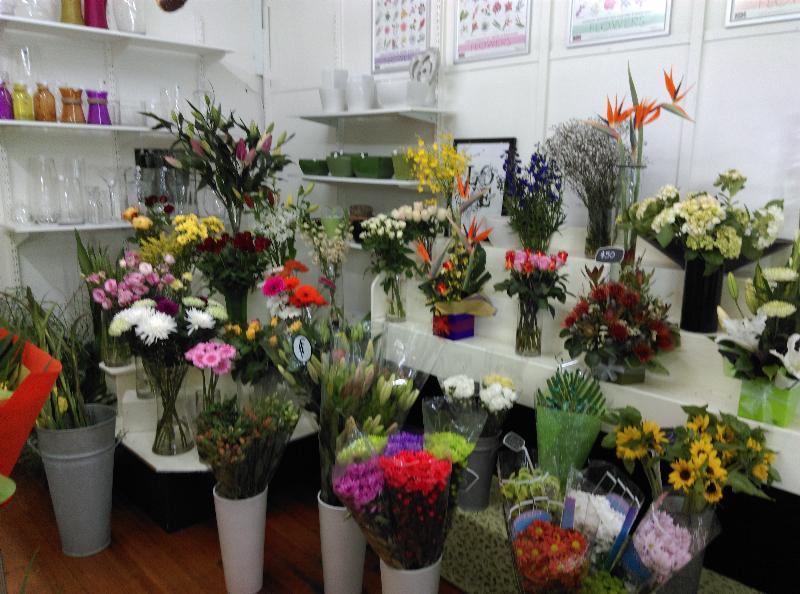 "FLORIST & GIFTS"