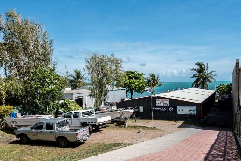 Free hold 1450M2 BEACHFRONT COMMERCIAL PROPERTY WITH ACCOMMODATION!