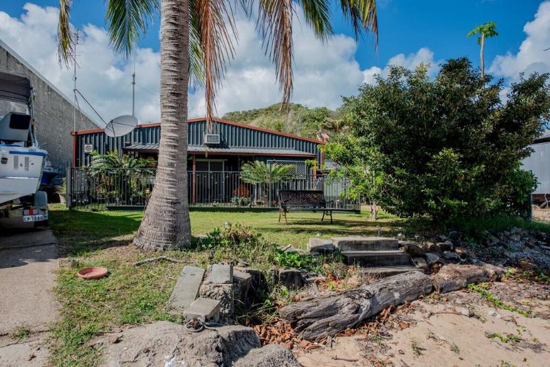 COMMERCIAL PROPERTY - ZONED INDUSTRIAL - MARINE BUSINESS & CARETAKERS RESIDENCE!