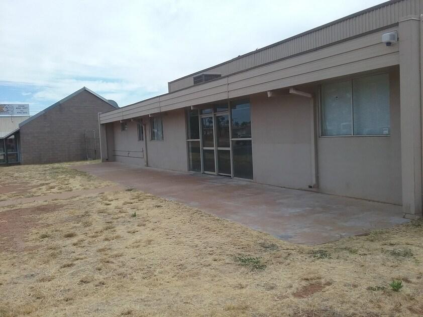 HEAVY BUILT BESSER BLOCK WAREHOUSE/SHOWROOM/SHED ON 2023M2 (HALF ACRE)