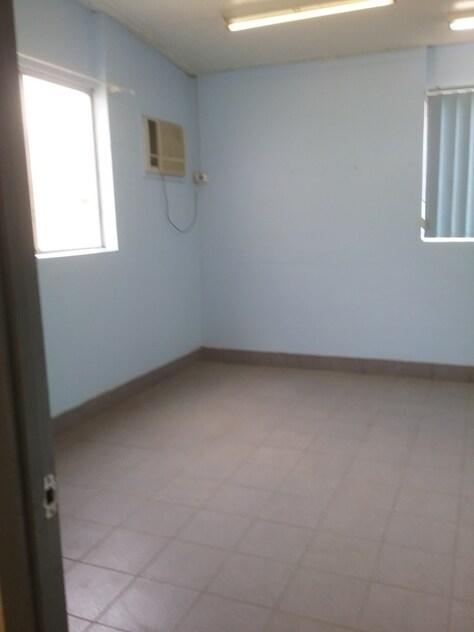 HEAVY BUILT BESSER BLOCK WAREHOUSE/SHOWROOM/SHED ON 2023M2 (HALF ACRE)