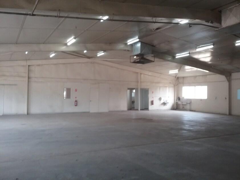 HEAVY BUILT BESSER BLOCK WAREHOUSE/SHOWROOM/SHED ON 2023M2 (HALF ACRE)