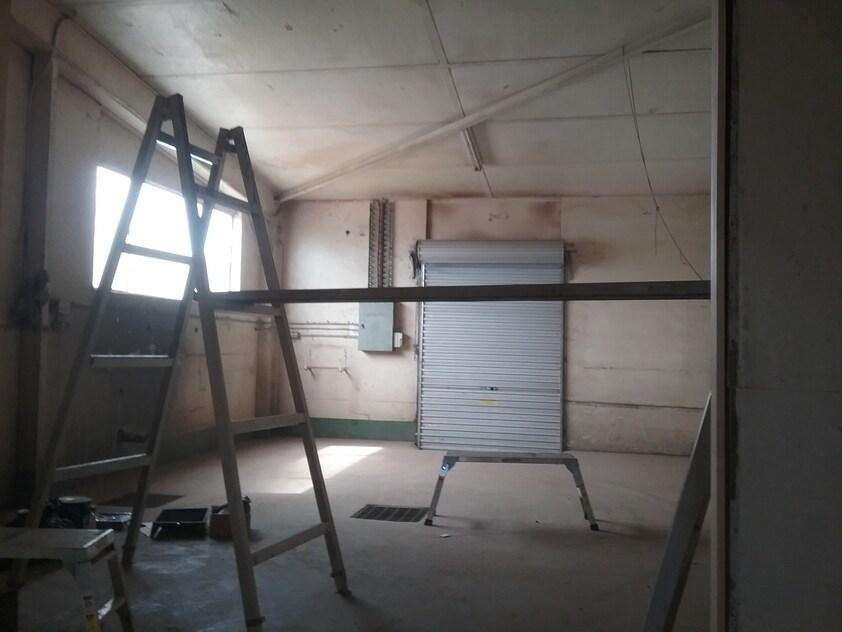 HEAVY BUILT BESSER BLOCK WAREHOUSE/SHOWROOM/SHED ON 2023M2 (HALF ACRE)