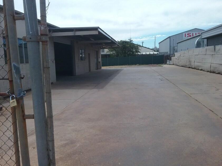 HEAVY BUILT BESSER BLOCK WAREHOUSE/SHOWROOM/SHED ON 2023M2 (HALF ACRE)
