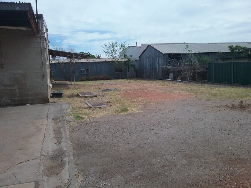 HEAVY BUILT BESSER BLOCK WAREHOUSE/SHOWROOM/SHED ON 2023M2 (HALF ACRE)