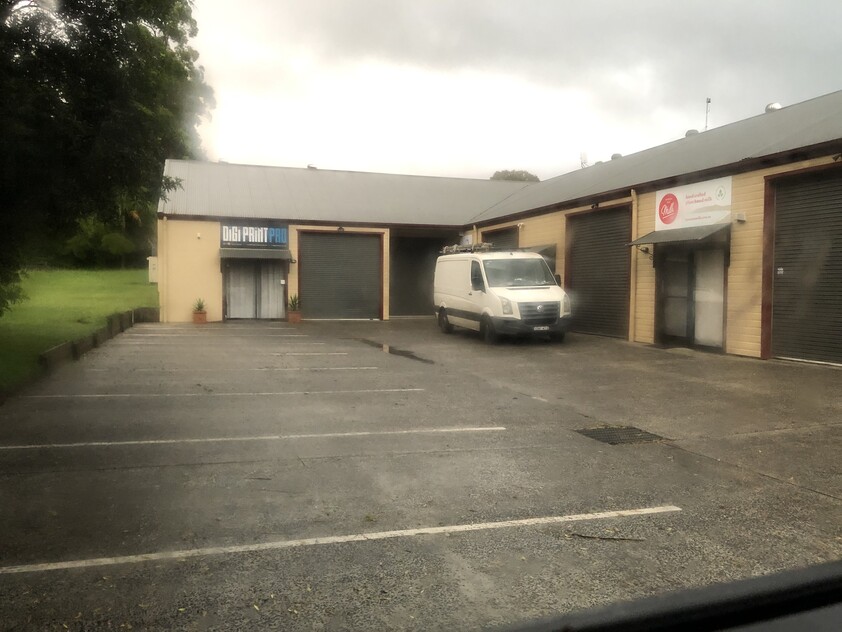 FACTORY SHOWROOM (Highway Exposure)