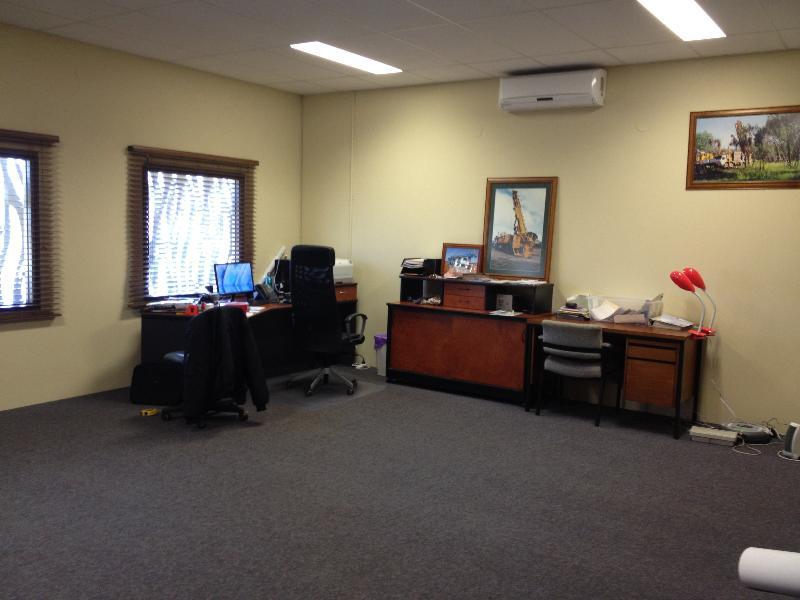 BE QUICK - COMMERCIAL PROPERTY - VACANT POSSESSION!