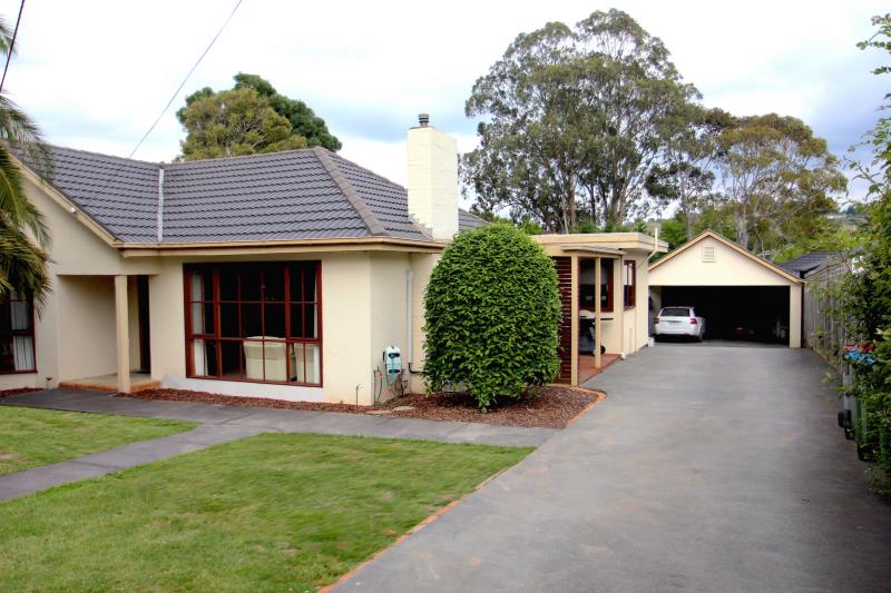 17 Bartlett Avenue Croydon VIC 3136 House for Rent