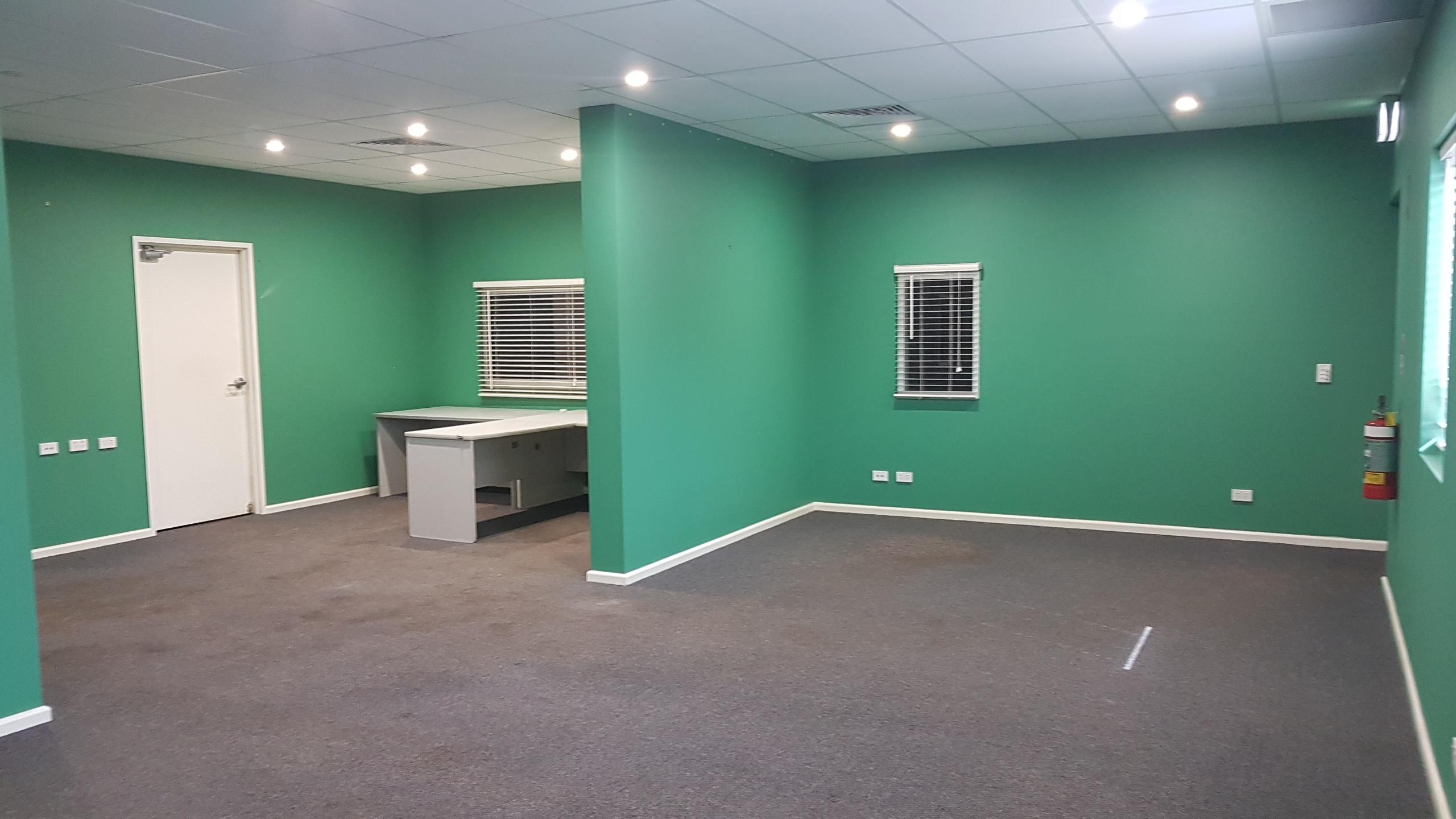 Quality 350m2 shed with 100m2 office - BREAK LEASE - MULTI-PURPOSE USE