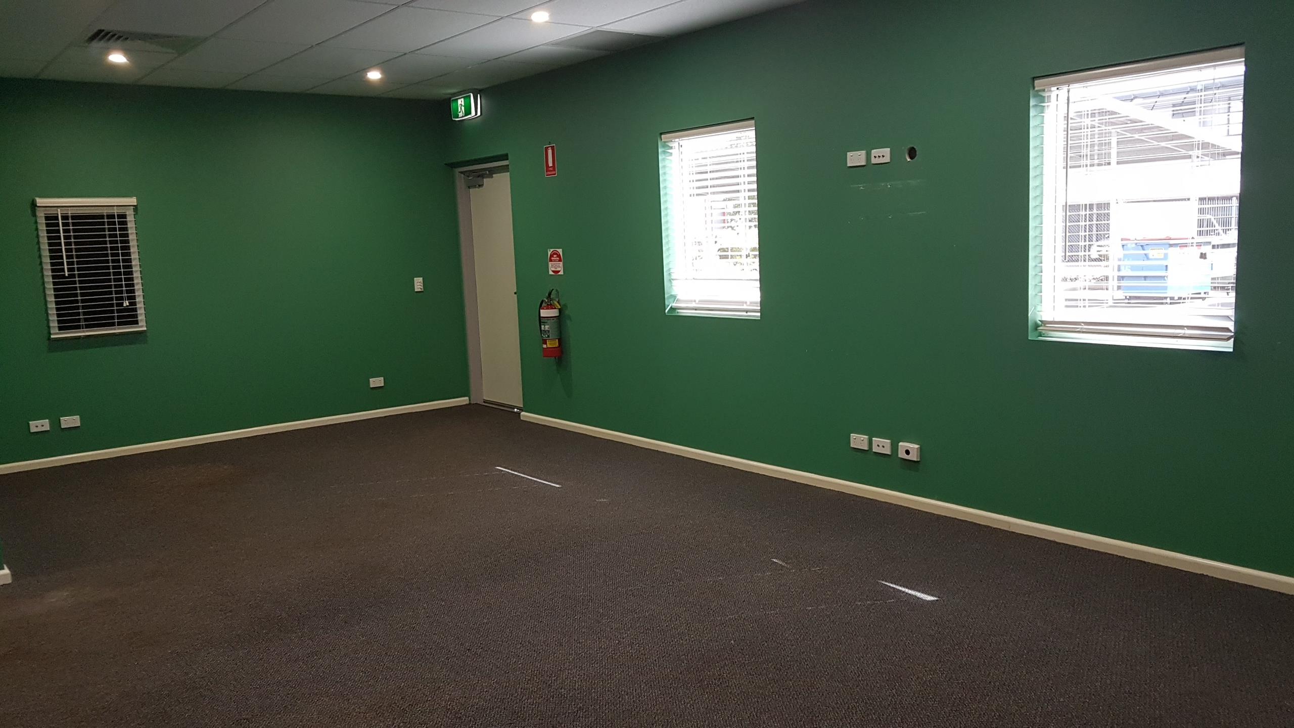 Quality 350m2 shed with 100m2 office - BREAK LEASE - MULTI-PURPOSE USE