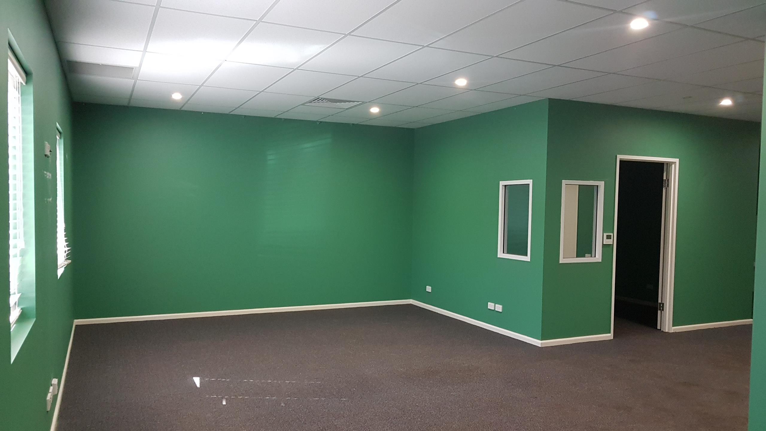 Quality 350m2 shed with 100m2 office - BREAK LEASE - MULTI-PURPOSE USE