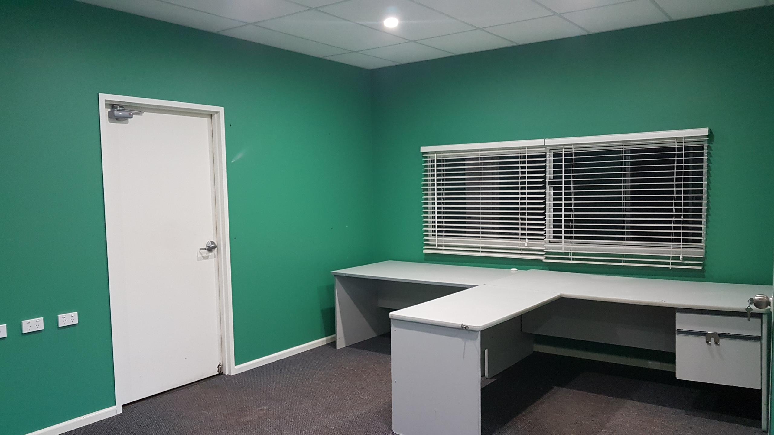 Quality 350m2 shed with 100m2 office - BREAK LEASE - MULTI-PURPOSE USE