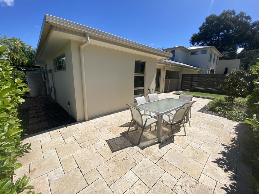 Luxury Home & Outdoor Living. Fully Furnished and equipped. Private. Quiet.