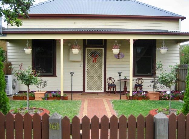 Bairnsdale : Bloomsbury Cottage short-stay accommodation and car parking spaces