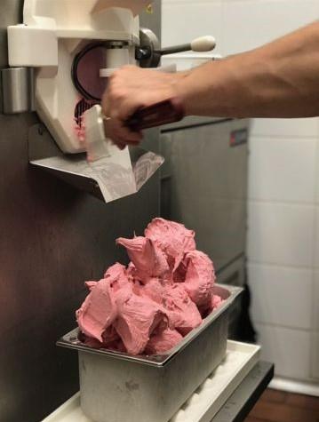 ICE CREAM / GELATERIA IN PRIME LOCATION. LONG LEASE WITH TOP QUALITY FIT-OUT!