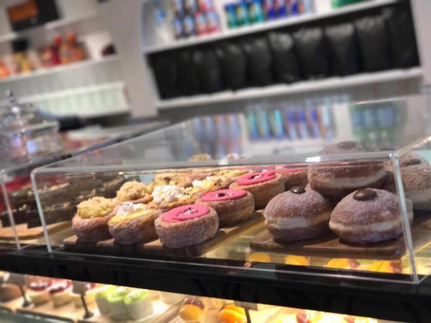 ICE CREAM / GELATERIA IN PRIME LOCATION. LONG LEASE WITH TOP QUALITY FIT-OUT!