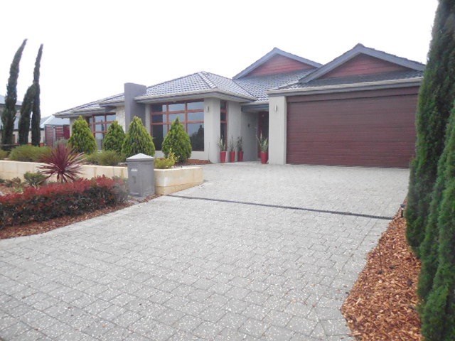 Fully Furnished and Equipped Home in Excellent Location