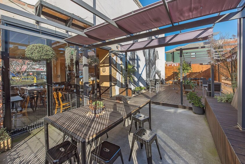 FABULOUS CAFE IN PRIME LOCATION, RICHMOND – CHEAP RENT INCLUDING UPSTAIRS RESIDE
