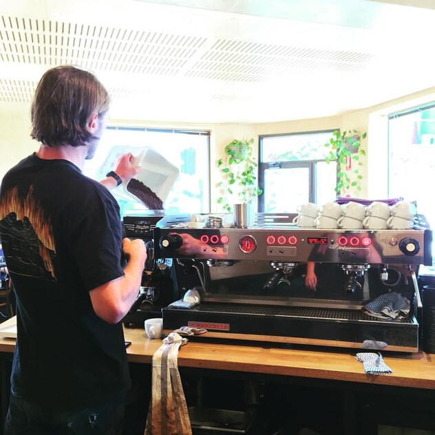 FABULOUS CAFE IN PRIME LOCATION, RICHMOND – CHEAP RENT INCLUDING UPSTAIRS RESIDE