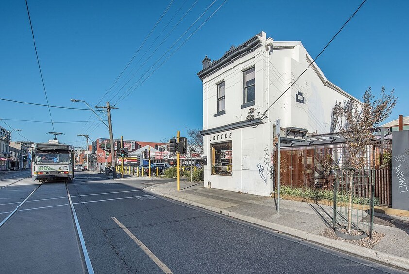 FABULOUS CAFE IN PRIME LOCATION, RICHMOND – CHEAP RENT INCLUDING UPSTAIRS RESIDE