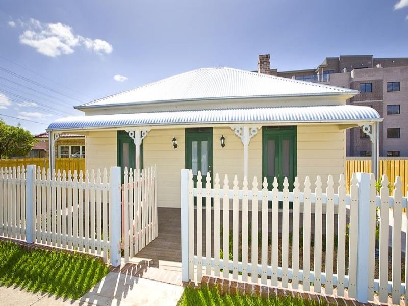 Beautiful 100 +Year Old Freestanding Heritage Cottage For Rent