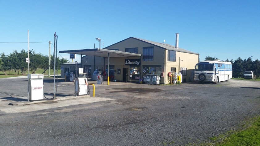ROADHOUSE / FREEHOLD COMMERCIAL LAND AND RESIDENCE – ALL IN ONE!