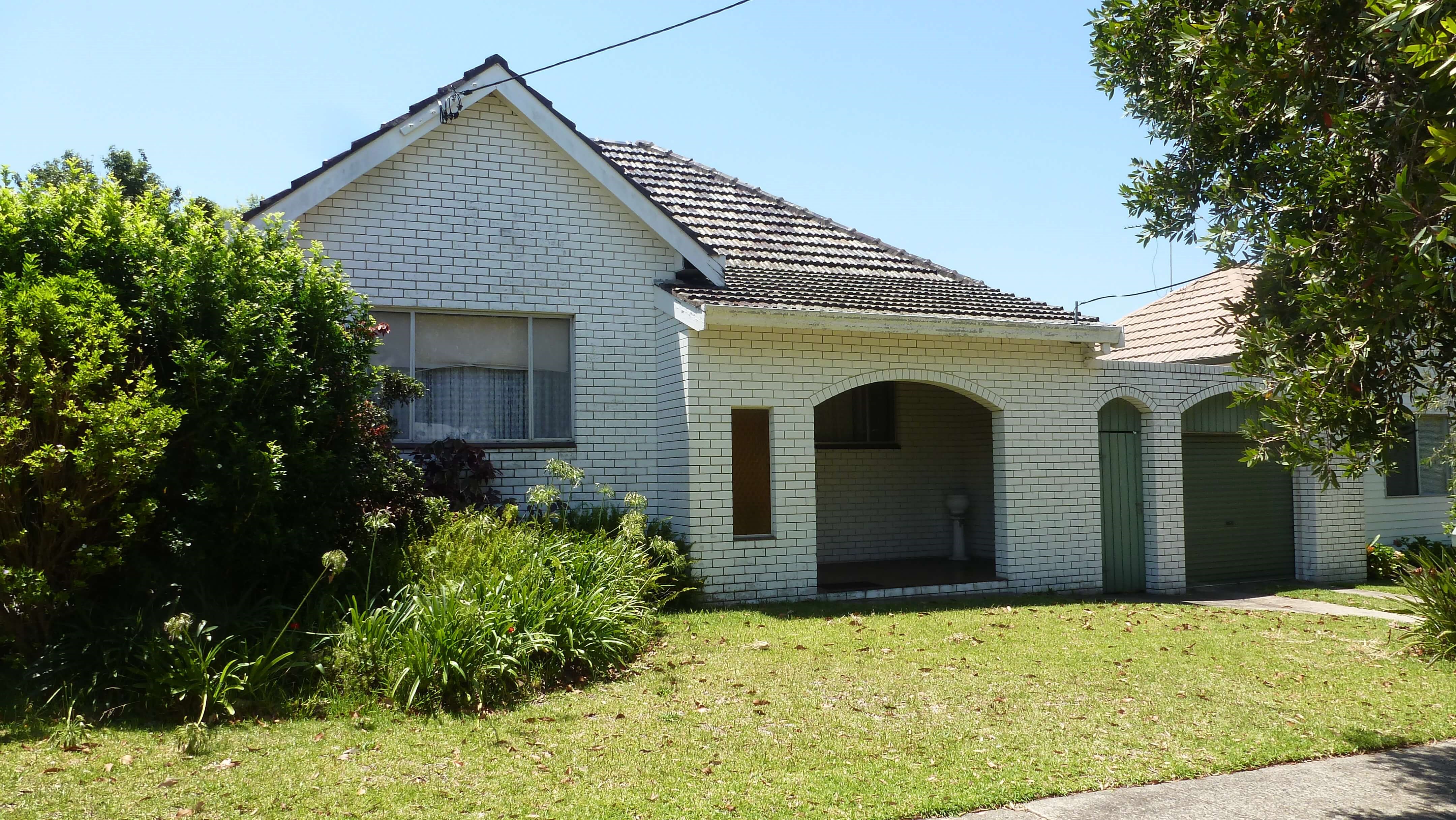 TOP LOCATION WALKING DISTANCE TO BEACH – IDEAL RENOVATOR OR DEVELOPER