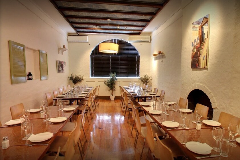HIGH RANKING RESTAURANT BELOW COST PRICE! FULLY EQUIPPED AND LICENSED