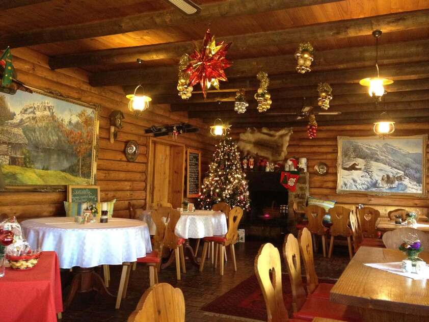 ICONIC LOG CABIN TEA HOUSE RESTAURANT WITH TOP VIEWS UNDER MT GLADSTONE LOOKOUT