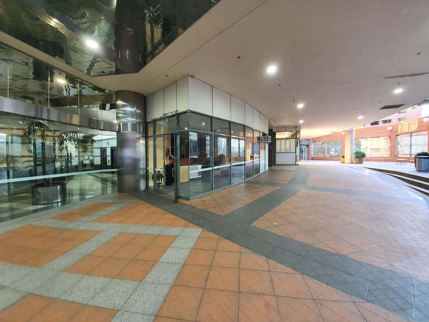 PREMIUM FOOD LOCATION WITH OUTDOOR SEATING OPTIONS PRIME SPOT